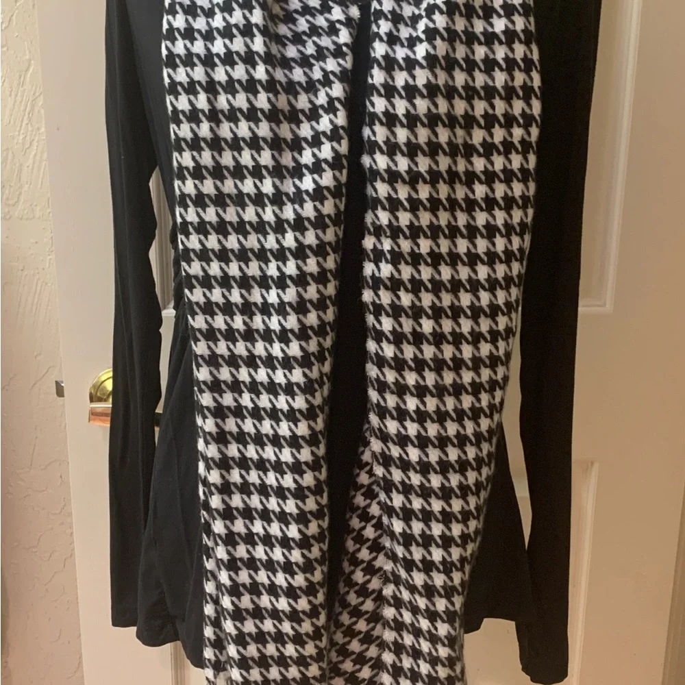 Classic Cashmere Black and White Houndstooth Scarf